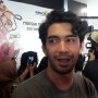 Tangis Reza Rahadian Pecah di Rumah Duka BJ Habibie