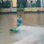 Protes, Pemuda Samarinda Berselancar Wakeboarding di Lokasi Banjir