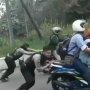 Dorong Motor Pemudik secara Berjamaah, Aksi Aparat Ini Panen Sanjungan