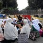 Kawal Sidang Prabowo di MK, Emak-emak Baca Alquran di Jalur TransJakarta
