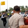 Masalahkan Lampu Lalin di Patung Kuda, Pria Ini Dibawa ke Kantor Polisi