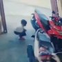 Asyik Main Korek Api, Balita Ini Tak Sengaja Bakar Motor Lalu Kabur