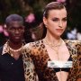 Jadi Jomblo Baru, Ini Penampilan Seksi Irina Shayk di Panggung Versace