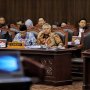 Arief Budiman Peluk Semua Komisioner KPU usai MK Tolak Gugatan Prabowo