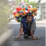 Inspiratif! Kisah Penjual Balon dengan Merangkak Demi Nafkah Halal