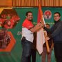 Menpora Serahkan Bendera Merah Putih ke Tim Jelajah Gowes Nusantara