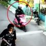 Detik-Detik Pemotor Lakukan Pelecehan Seksual Pada Wanita