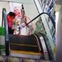 Bersandar di Eskalator Mal, Gadis Ini Nyaris Alami Patah Leher
