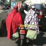 Bonceng Tiga Wanita Sekaligus, Potret Pemotor Ini Jadi Sorotan