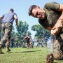 Keseruan Marinir Amerika Ikut Lomba Tangkap Belut