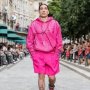 Kenakan Busana Serba Pink, Bellerin Bikin Pangling di Paris Fashion Week