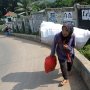 Kegigihan Ibu-ibu Pengumpul Rongsokan