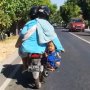 Duh, Ini Alasan Bapak yang Bonceng Anaknya di Keranjang saat Berkendara