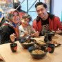 Ngaku Hot Daddy, Intip Kedekatan Raden Rauf bersama Keluarganya