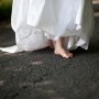 8 Manfaat Jalan Kaki Tanpa Alas, Termasuk Perbaiki Pencernaan!