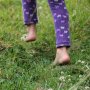 Mau Tahu 3 Manfaat Membiasakan Jalan Tanpa Alas Kaki? Ternyata Bikin Senang Hati