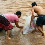 Lintasi Sungai Demi Sekolah, Ayah Ibu Masukkan Anaknya ke Kantong Plastik