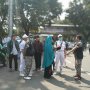 Polisi Cegah Emak-Emak Berjilbab Demo Mendekat ke Gedung MK