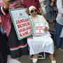 Bermodal Kursi Roda, Perempuan 75 Tahun Ikut Aksi di Depan MK
