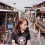 Sambut Murid dengan Cara Berbeda, Aksi Guru Cantik Ini Bikin Salah Fokus