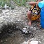 Kesulitan Air Minum, Warga di Cilacap Ini Bikin Sumur di Sungai Mengering
