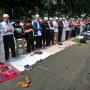 Demonstran di MK Mau Salat, Kemenhan Beri Karpet Sajadah dan Air Wudu