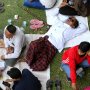 Suhu Panas Jakarta, Pendemo MK Teduh di Pinggir Jalan, Injak Rumput Taman