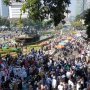 Suhu Panas Dekat Gedung MK Sampai 33 Derajat Celcius, Ribuan Orang Demo