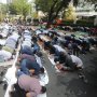Pendemo Sidang MK Salat Ashar Berjamaah di Jalan