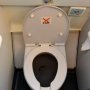 Jangan Sembarangan, Begini 10 Etika Menggunakan Toilet Pesawat yang Benar