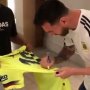 Dikenal Kidal, Messi Buat Tak Percaya Netizen saat Tanda Tangani Jersey Ini