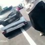 Celaka Karena Menyalip Lewat Bahu Jalan, Emak-emak ini Marahi Sopir Truk