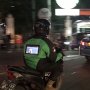 Bisa Buat Nonton Drama, Driver Ojol Pasang Layar Sentuh di Jaketnya