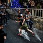 Detik-detik Polisi Bubarkan Pawai LGBT dengan Gas Air Mata