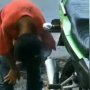 Bikin Ngakak, Bocah Ini Keringkan Rambut Pakai Asap Knalpot