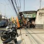Kuat Menyangga Truk Terguling, Motor Bebek Ini Bikin Warganet Terperangah