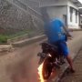 Naik Motor yang Terbakar, Orang Ini Ingin Tiru Adegan Film Ghost Rider?
