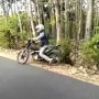 Pemotor Pria dan Wanita Keluar dari Kebun, Warganet: Mungkin Nyasar
