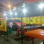 Parkir Sembarangan, Sebuah Mobil Terjebak di Tenda Pecel Lele