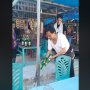Berantas Miras, Ustaz di Bulukumba Borong Bir dari Warung untuk Dibuang