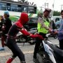 Asyik Kendarai Motor, Spiderman Ditilang Polisi
