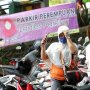 Mengabdi Jadi Juru Parkir, Wanita Paruh Baya Ini Malah Bernasib Pilu