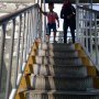 Tak Lagi Horor, JPO Jatinegara Sudah Aman Dilintasi Warga
