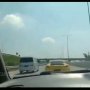 Tak Terima Disusul, Mobil Tua Ini Sukses Asapi Porsche Cayman di Jalan Tol