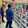 Santai Usai Kalah Pilpres 2019, Prabowo Ditemani Pria Cepak Beli Buku Ini
