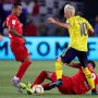 Warnai Rambut Jadi Putih, Mesut Ozil: Aku Kalah Taruhan
