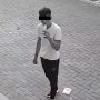 Terekam CCTV saat Makan Es Krim yang Jatuh, Respons Pria Ini Kocak