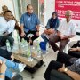 Janji Selalu Bersama, Adik Prabowo Jenguk Buni Yani di Lapas Gunung Sindur
