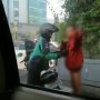 Ojol Beri Jaket Ke Pria Gangguan Jiwa, Warganet Minta Gojek Beri Apresiasi