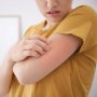 Wanita ini Pencet Jerawat Sampai Keluar Nanah, ini Tanggapan Dokter Kulit